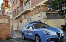 Evaso ruba scatole di tonno in un market, scoperto, viene arrestato, denunciati i complici