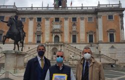 Piazza Sempione tra sacro e profano, i cittadini in piazza il 2 maggio