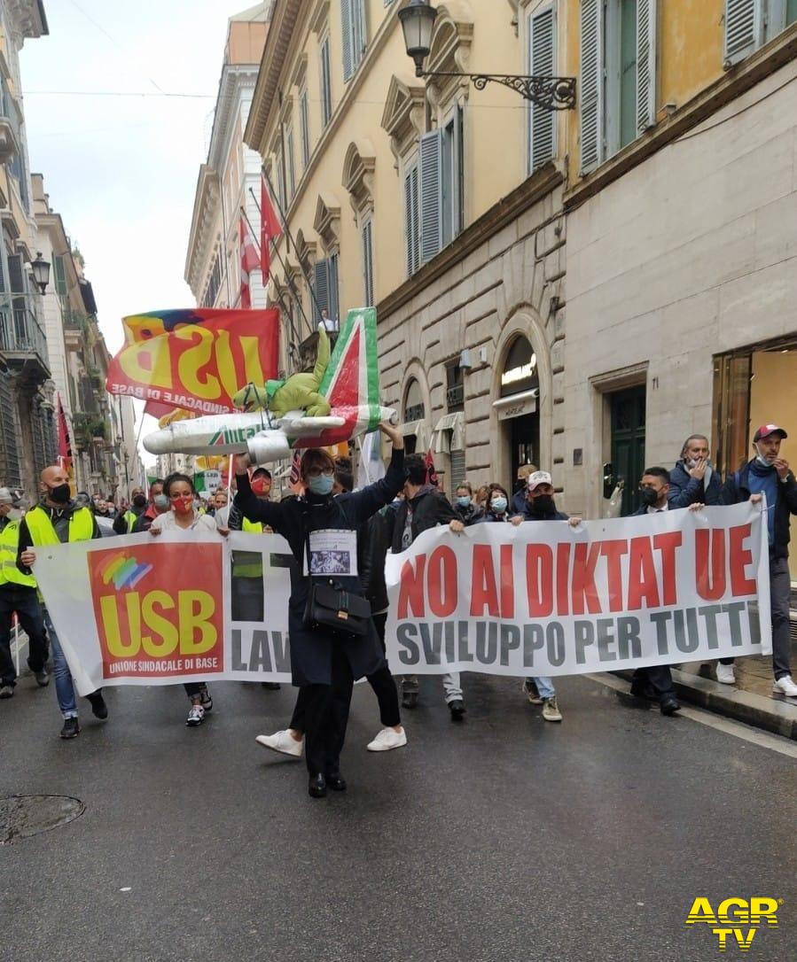 Alitalia, i lavoratori sfilano su via del Corso