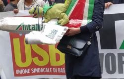 Alitalia, i lavoratori sfilano su via del Corso
