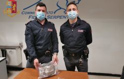 Scambio di persona, pusher consegna un pacco di 1kg. di cocaina ad un poliziotto, in manette