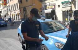 Pusher in fuga senza patente provoca incidente stradale: arrestato dalla Polizia di Stato