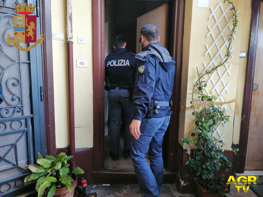 Blitz della polizia nelle case occupate, sequestrato 1 kg di droga e liberati tre appartamenti
