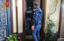 Blitz della polizia nelle case occupate, sequestrato 1 kg di droga e liberati tre appartamenti