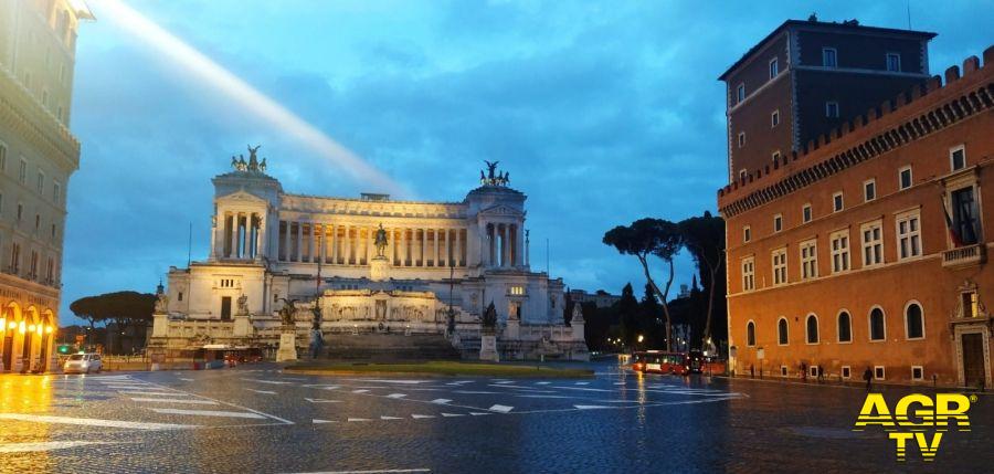 Roma, completati gli interventi su pini e cipressi nell'area di piazza Venezia