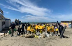 Fiumicino i volontari di Legambiente bonificano la spiaggia