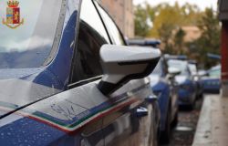 Una parrucca di fiammanti capelli rossi per non farsi riconoscere, tutto inutile in manette per rapina un tunisino
