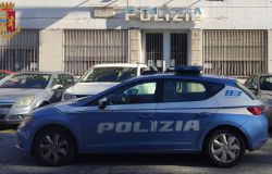Trans lo distrae con carezze audaci, poi lo rapina minacciandolo con una spranga. Il brasiliano rintracciato è stato arrestato