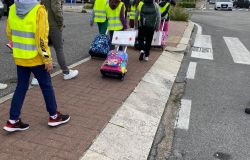 Fiumicino, tutti a scuola a piedi con Pedibus l'esperimento di mobilità alternativa