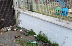 Fiumicino, bottiglie di vetro e rifiuti abbandonati dinanzi alla scuola Colombo