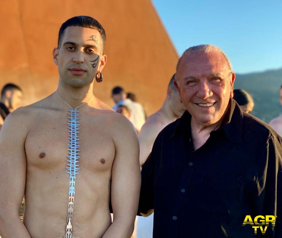 mahmood a Fiumara d'arte con Antonio Presti mahmood a Fiumara d'arte con Antonio Presti