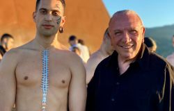 Mahmood presenta il nuovo videoclip Klan tra le opere monumentali di Fiumara d'Arte
