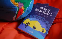 Nelle librerie  Un Mese a Testa in Giù la guida-documentario per viaggiare tra i deserti andini