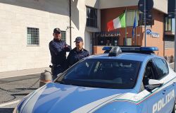 Fiumicino, aggredisce i poliziotti con una scacciacani, caricato in auto prende a testate il plexigas, finisce in manette
