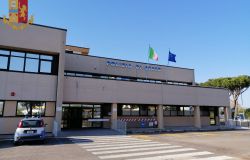 Doveva tornare in carcere, fermato, veniva raggiunto dalla compagna che ha esibito documenti palesemente falsi, sono finiti entrambi in manette