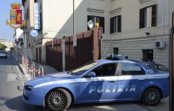 Multato senza mascherina, danneggia per ritorsione le auto della polizia, denunciato
