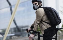 Bicicletta in città, presentate le mascherine anti-smog