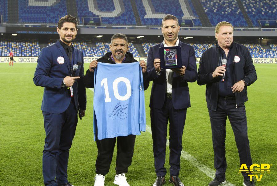 Mauro Atturo Ideatore di Hu. Va. Porject, consegna dell'Hall of Fame di Hu.Va. a Maradona (al fratello di Maradona)