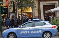 Bottiglie contro le auto della polizia, scatta il Daspo Willy nei confronti del 15enne responsabile