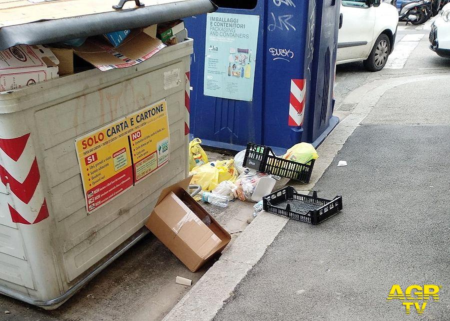 Firenze. Materiale sanitario abbandonato tra i rifiuti, scatta la denuncia
