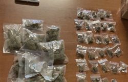 Mostra le parti intime ad una bambina, fermato viene trovato in possesso di droga, in manette 47enne