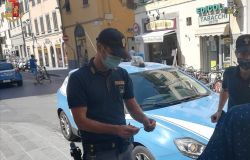 A Sesto Fiorentino la Polizia di Stato scopre cocaina nascosta nella bocchetta dell’aria condizionata di un’auto: due arrestati