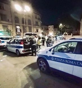 Ostia, la lunga notte del week end in zona gialla, tutti in strada e scontro tra bande in piazza Tor San Michele Ostia, la lunga notte del week end in zona gialla, tutti in strada e scontro tra bande in piazza Tor San Michele