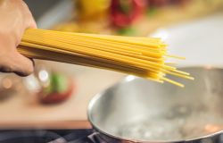 Il Covid cambia le abitudini alimentari, la pasta diventa il piatto più cucinato a cena