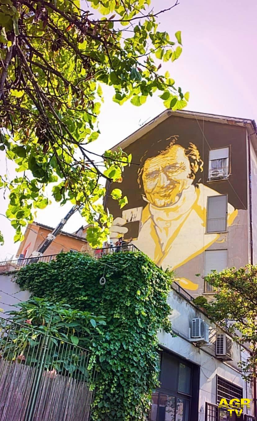 la Roma omaggia Alberto Sordi con un gigantesco murales alla Garbatella