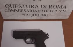 Andava in giro per il quartiere impugnando una scacciacani, bloccato al Colle Oppio