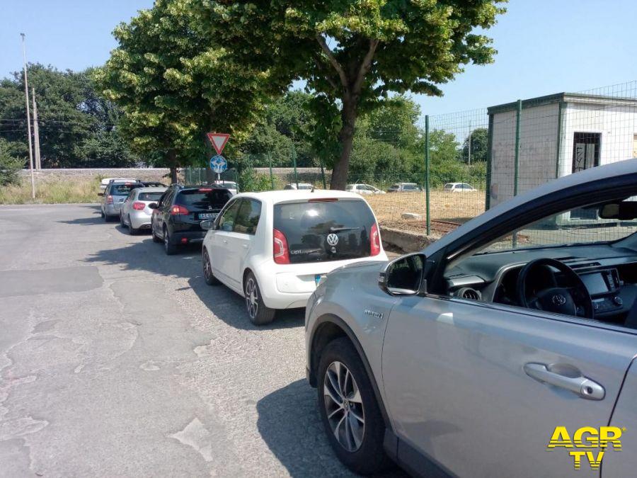 Auto in fila per accedere all'Isola Ecologica Auto in fila per accedere all'Isola Ecologica