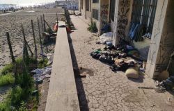 Ostia, Spiaggia Gialla tra degrado ed emergenza abitativa: la segnalazione di un turista