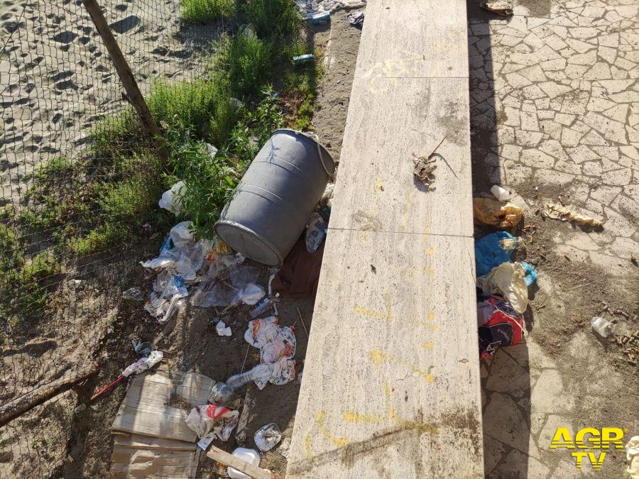 Ostia, Spiaggia Gialla tra degrado ed emergenza abitativa: la segnalazione di un turista