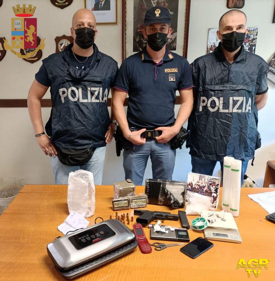 Tre pusher in manette, sequestrata una pistola ed un Kg. di cocaina ed hashish