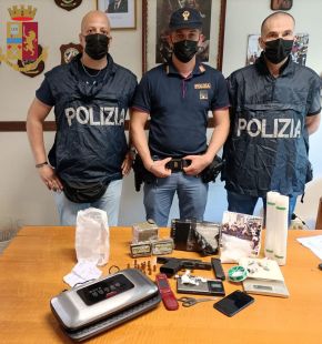 Tre pusher in manette, sequestrata una pistola ed un Kg. di cocaina ed hashish Tre pusher in manette, sequestrata una pistola ed un Kg. di cocaina ed hashish