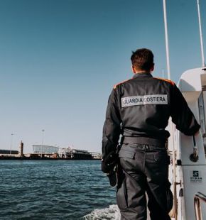 Civitavecchia, incidente durante una battuta di pesca, uomo soccorso al largo e trasportato in ospedale Civitavecchia, incidente durante una battuta di pesca, uomo soccorso al largo e trasportato in ospedale