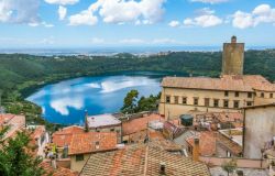 San Valentino a Nemi, cuori, frasi romantiche ed arte al neon, nella magica atmosfera del lago