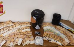 Godeva del reddito di cittadinanza e arrotondava le entrate con lo spaccio, in manette 46enne