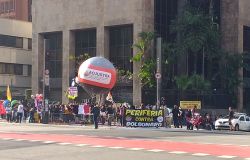 Manifestanti contro Bolsonaro a San Paolo Brasile