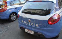 Armato di due coltelli minaccia l'albergatore dove alloggia, in manette