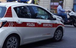 Deruba il cliente di un ristorante, arrestato dalla Polizia Municipale