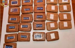 Nascondeva la droga in officina, preso pusher 32enne e sequestrati 25 kg di cocaina