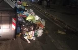 Ciclabile di viale Jonio, invasa dai rifiuti, impossibile pedalare