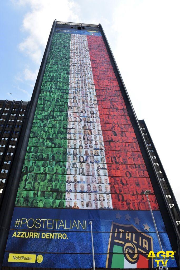 Poste Italiane Poste. Un tricolore di 60 metri con le foto di migliaia di dipendenti per tifare gli azzurri