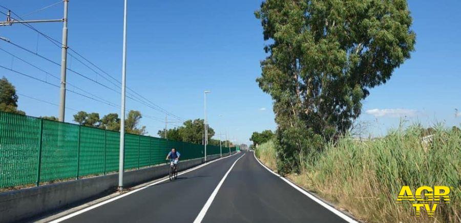 via chigi ciclista in transito via chigi ciclista in transito