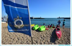 canoisti lega navale sulla spiaggia