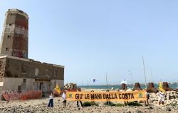 Goletta verde, blitz di protesta sotto il vecchio faro di Fiumicino