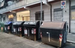 AMA, cassonetti parcheggiati sui posti auto assegnati ai disabili