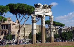 Roma, via dei Fori Imperiali in mano agli abusivi, blitz dei carabinieri
