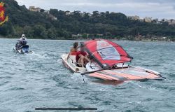 Castelgandolfo, raffiche di vento trascinano a largo un pedalò ed un windsurf, quattro giovani salvati dalla polizia con le moto d'acqua